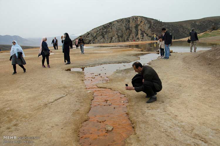 دومین چشمه آب رنگین دنیا زیر لگد